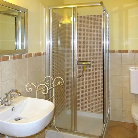 Lovera Sleeps 17 Pool Wifi Apartman
